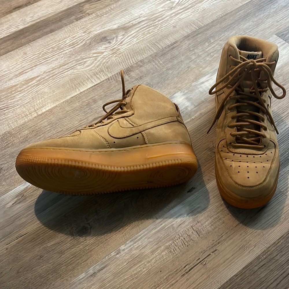 No stains and barley worn, they look brand new still!